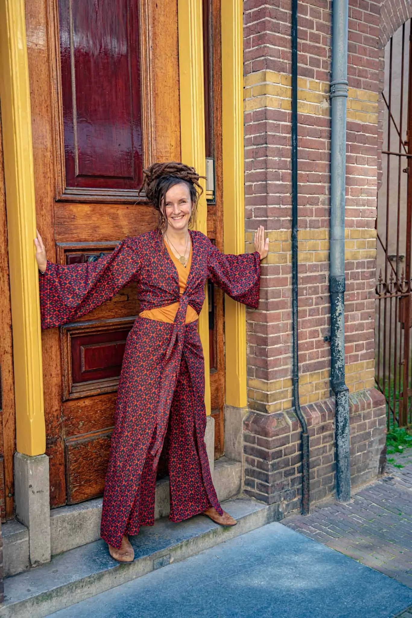 Happy suit- de enige echte- red. Surprise - boho pants & butterfly shirt